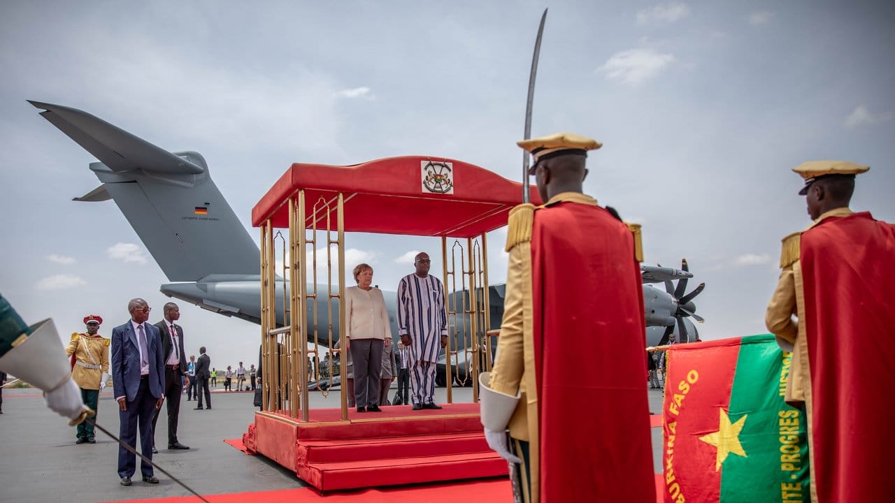 Angela Merkel wird am Flughafen von Ouagadougou in Burkina Faso verabschiedet.