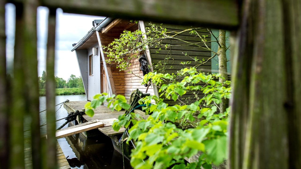 Das Wohnen auf dem Hausboot ermöglicht eine Nähe zur Natur.