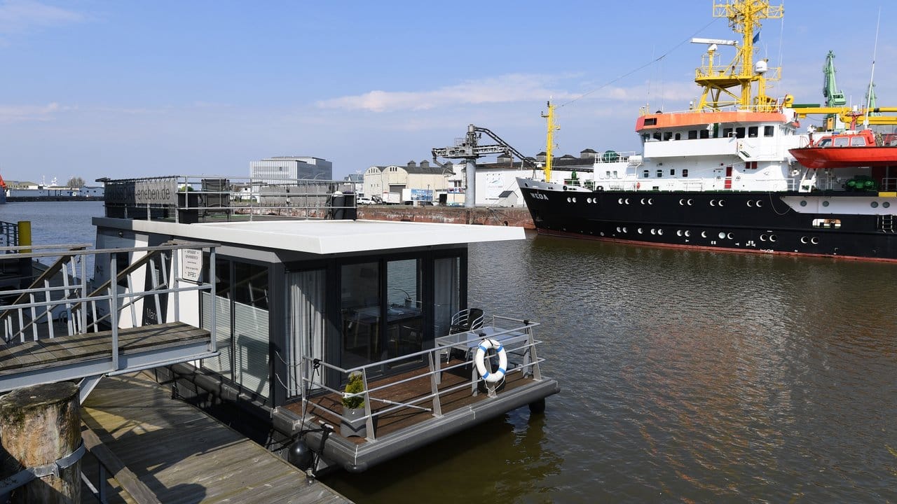 In im Neuen Hafen von Bremerhaven liegt ein kleines Hausboot, das man pro Nacht über ein anliegendes Hotel mieten kann.