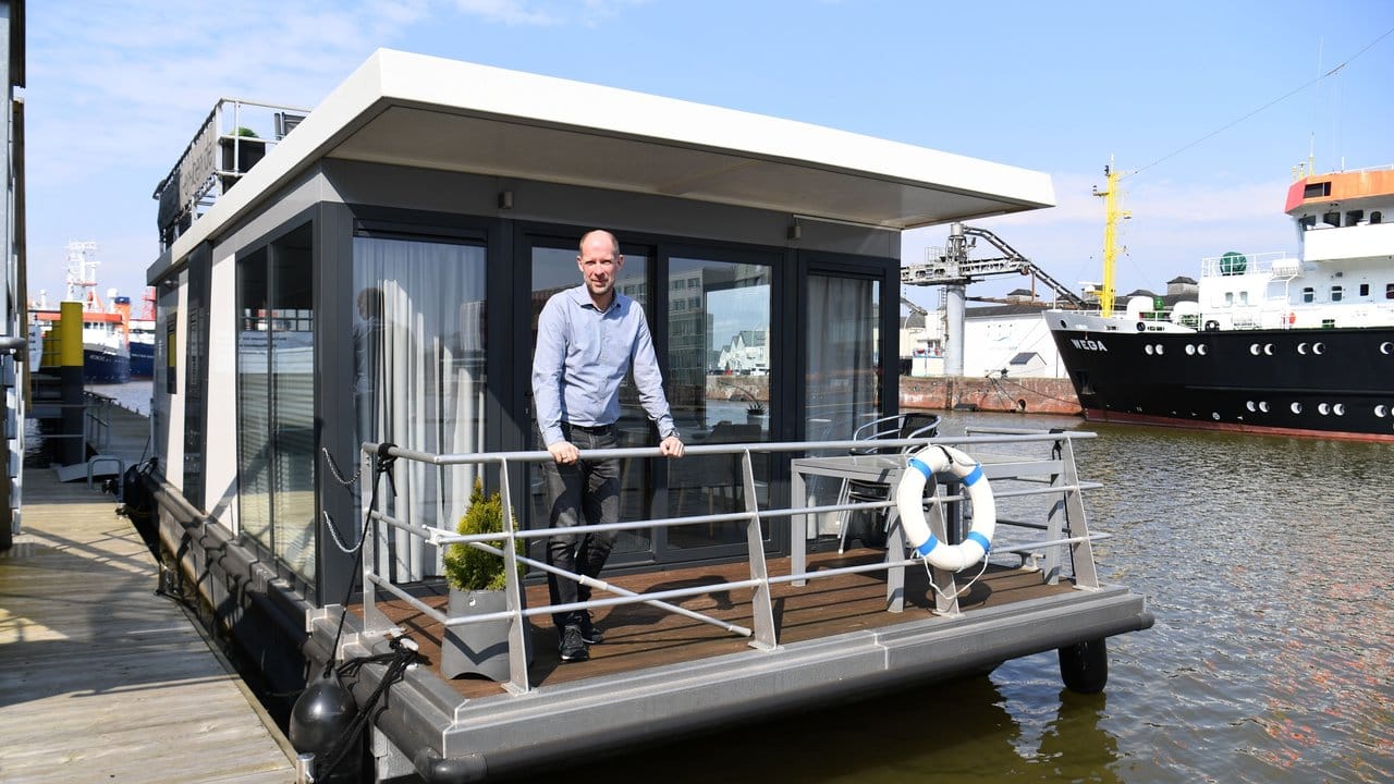 Sven Eisenhauer ist Vermieter eines kleinen Hausboots in Bremerhaven.
