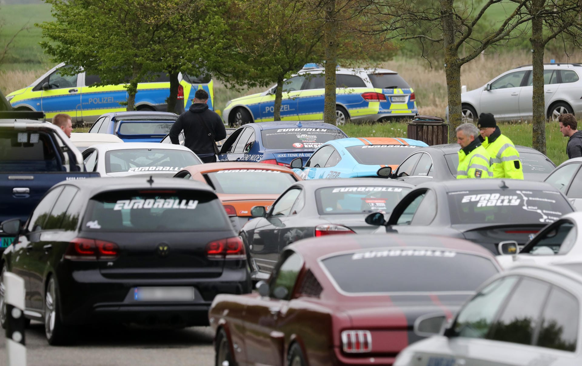 Beamte der Polizei kontrollieren einen tiefergelegten BMW: Auf ihrem Weg durch Mecklenburg-Vorpommern wurden 40 der Fahrzeuge beschlagnahmt.