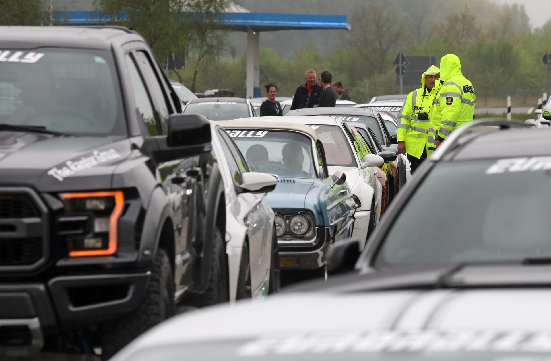 Beamte in Warnwesten stehen umringt von Rennwägen: Die Autos wurden an einer Raststätte östlich von Wismar kontrolliert.
