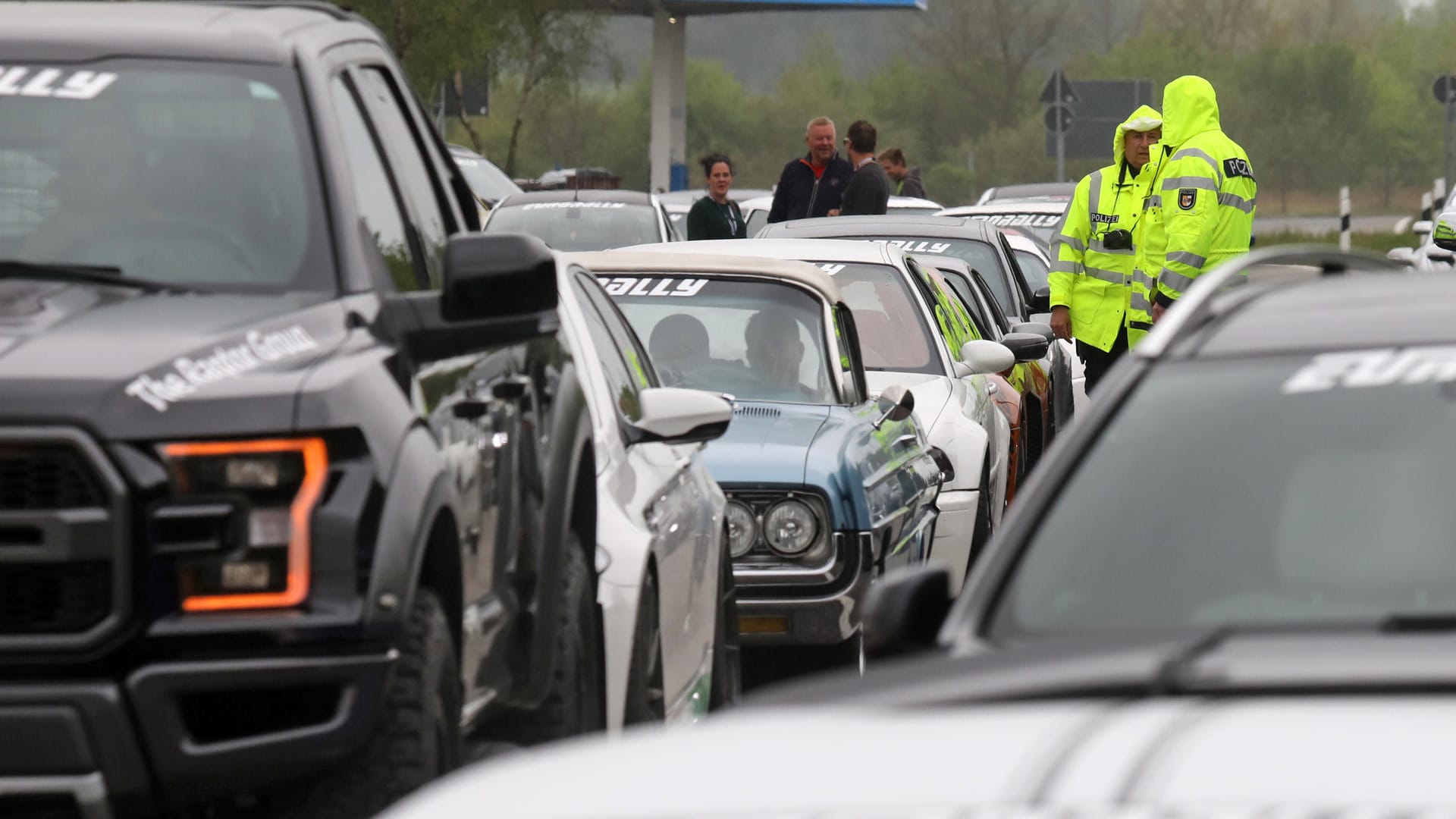 Beamte in Warnwesten stehen umringt von Rennwägen: Die Autos wurden an einer Raststätte östlich von Wismar kontrolliert.