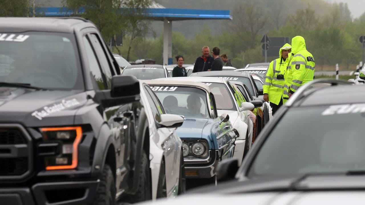 Wegen des Verdachts auf ein illegales Autorennen auf der A20 werden Dutzende Autos von der Polizei auf der Raststätte Fuchsberg östlich von Wismar kontrolliert.