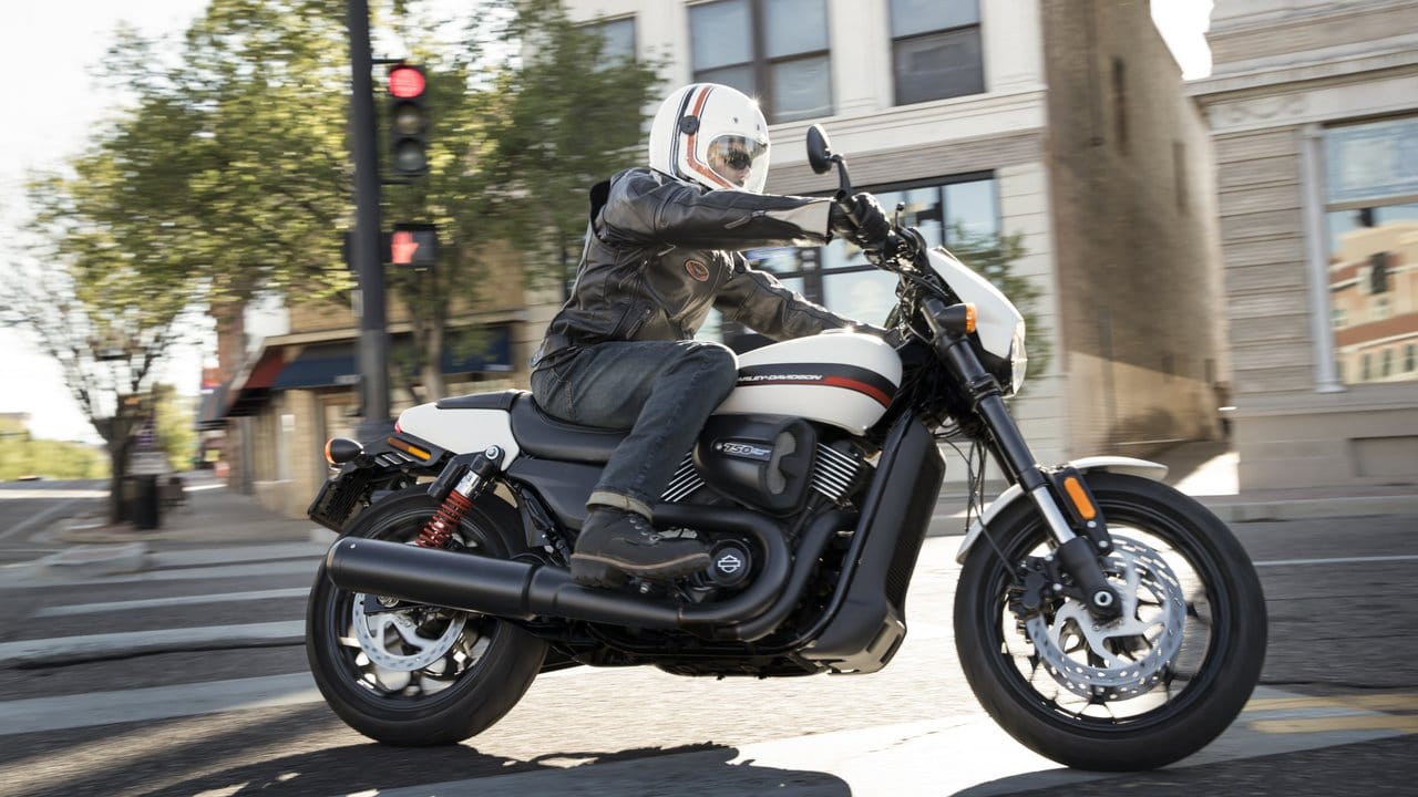 Modernes Naked Bike: Die Harley-Davidson Street Rod kostet aktuell ab 8395 Euro.