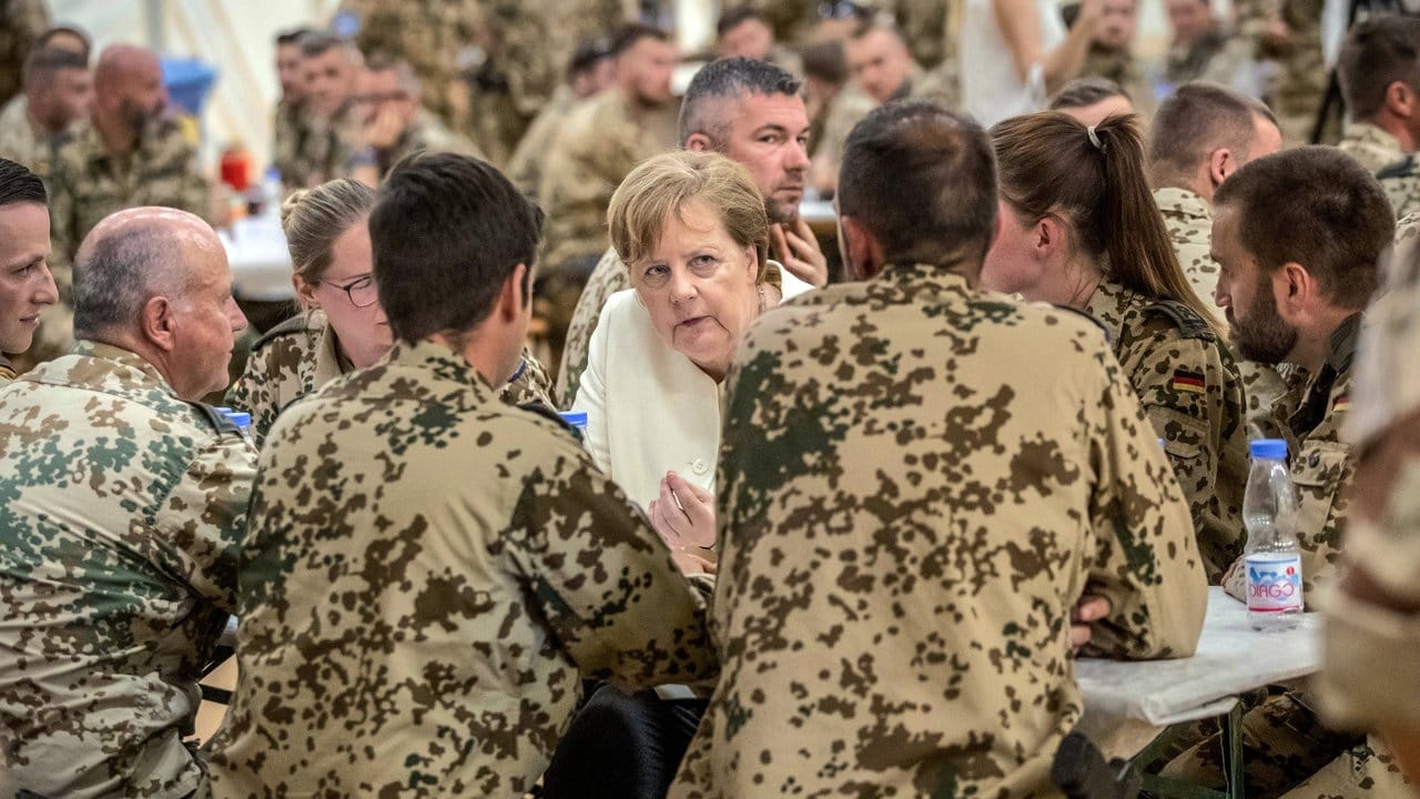 Die Kanzlerin im Gespräch mit Bundeswehrsoldaten im nordmalischen Gao.