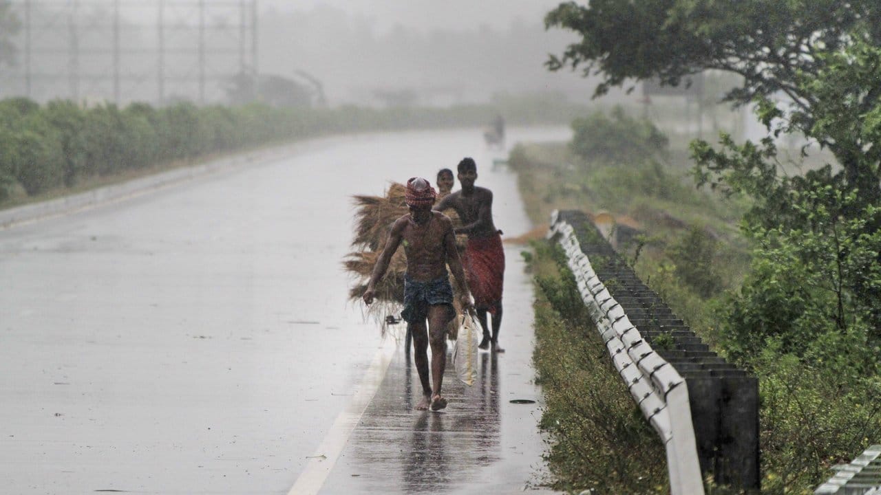 Mehr als eine Million Menschen waren zuvor nach Angaben der Regierung des Bundesstaates Odisha in Sicherheit gebracht worden.