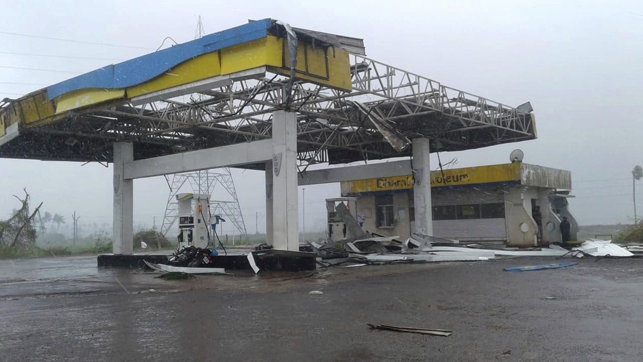 Am Stadtrand von Puri steht eine Tankstelle, die durch den Zyklon zerstört worden ist.