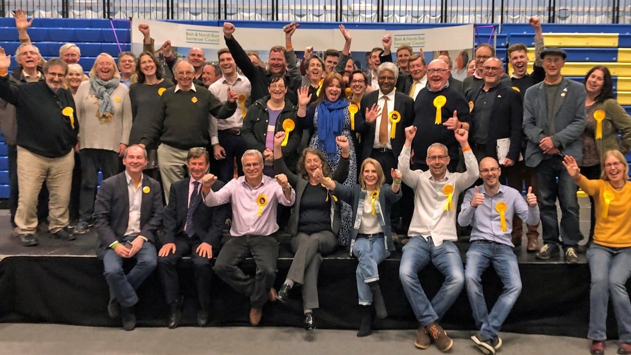 Die britischen Liberaldemokraten feiern nach der Auszählung der Stimmen der Kommunalwahlen.
