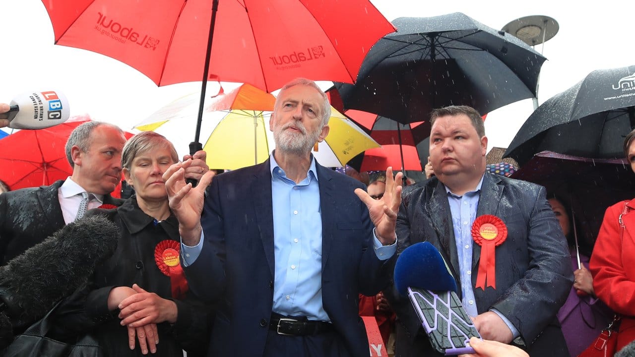 Labour-Chef Jeremy Corbyn spricht nach den Kommunalwahlen im Waterside Arts Centre in Manchester.
