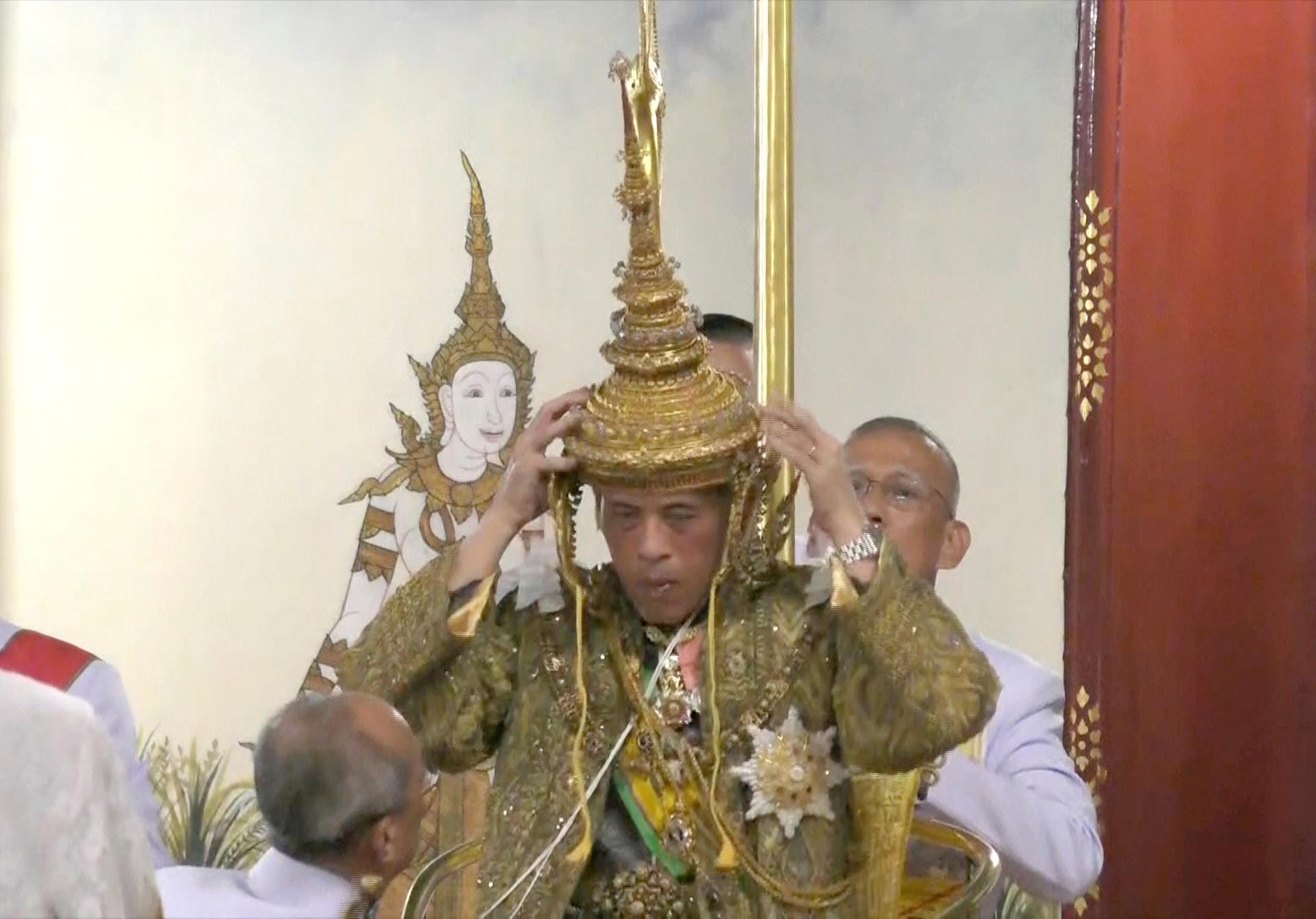 Thailands König krönt sich selbst