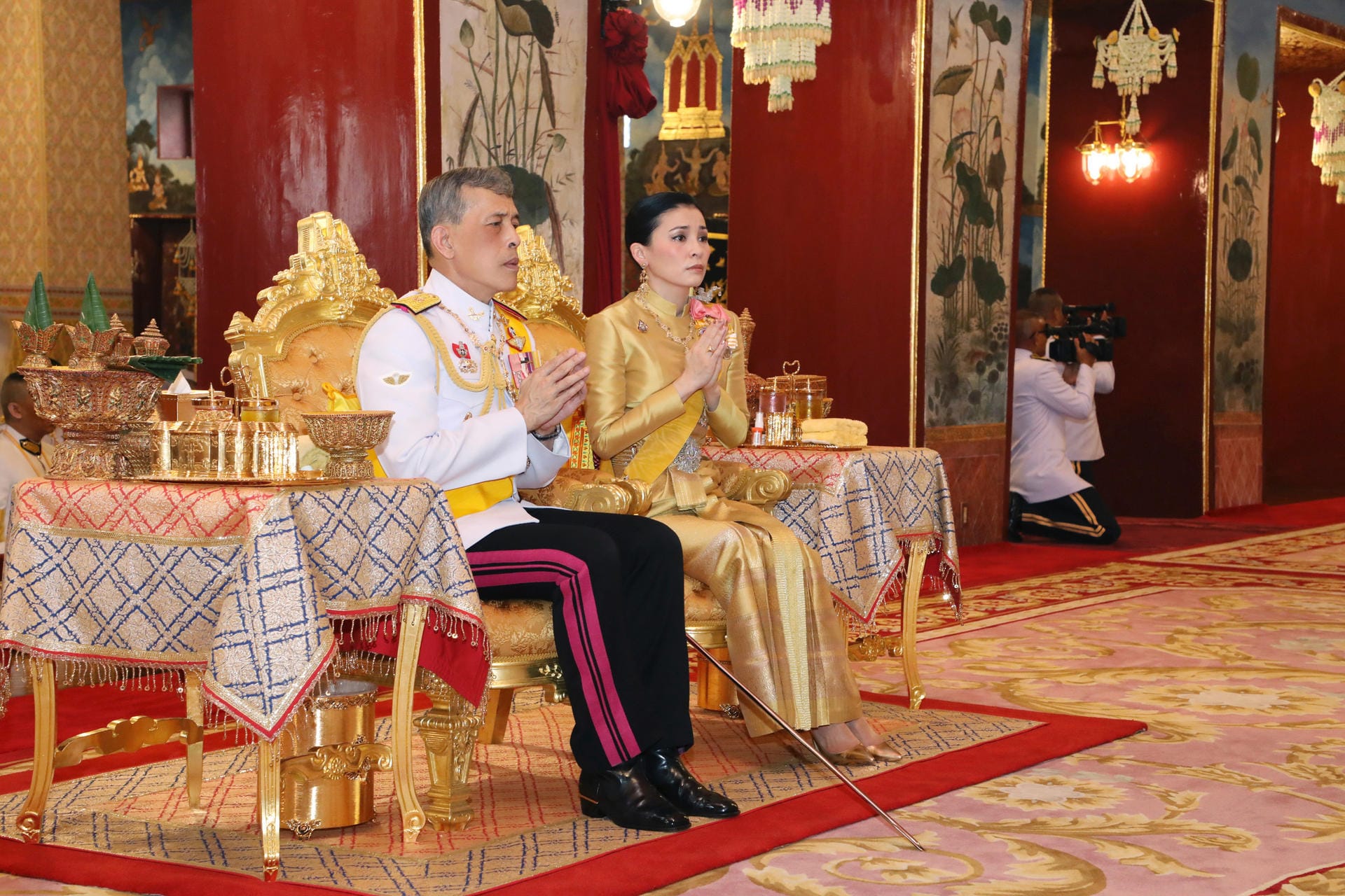Thailands Königspaar bei einer religiösen Zeremonie