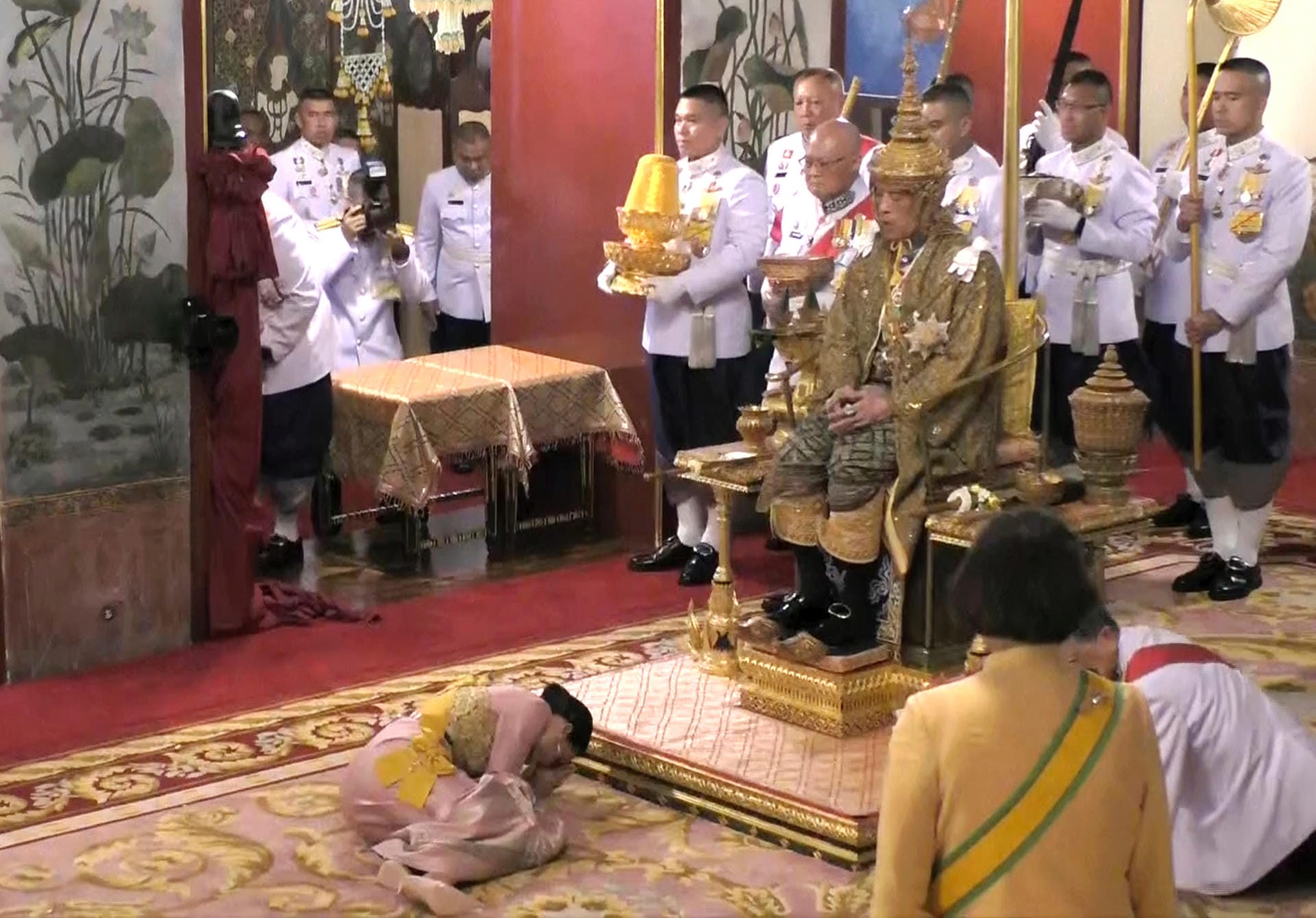 Königin Suthida kniet ehrerbietig vor König Rama X.