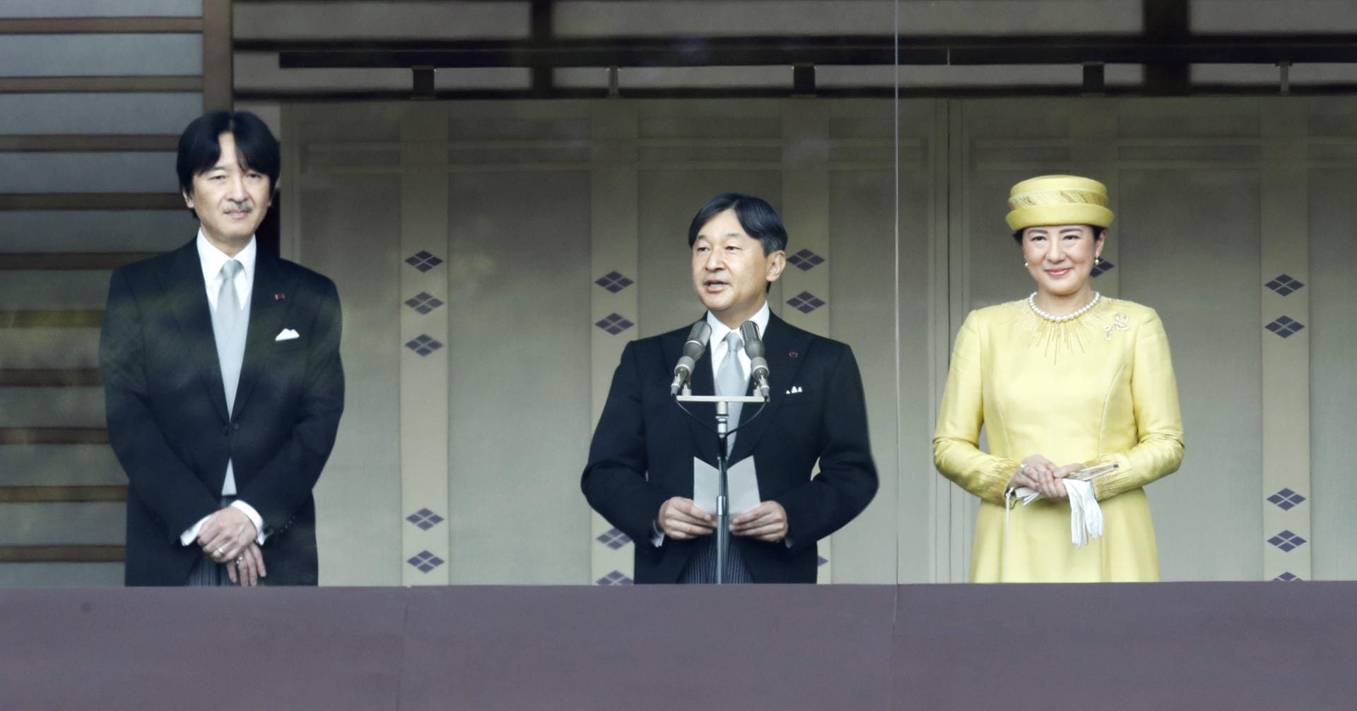 Der japanische Kaiser Naruhito (M), Kaiserin Masako und sein jüngerer Bruder Prinz Fumihito auf dem Balkon des Kaiserpalasts.