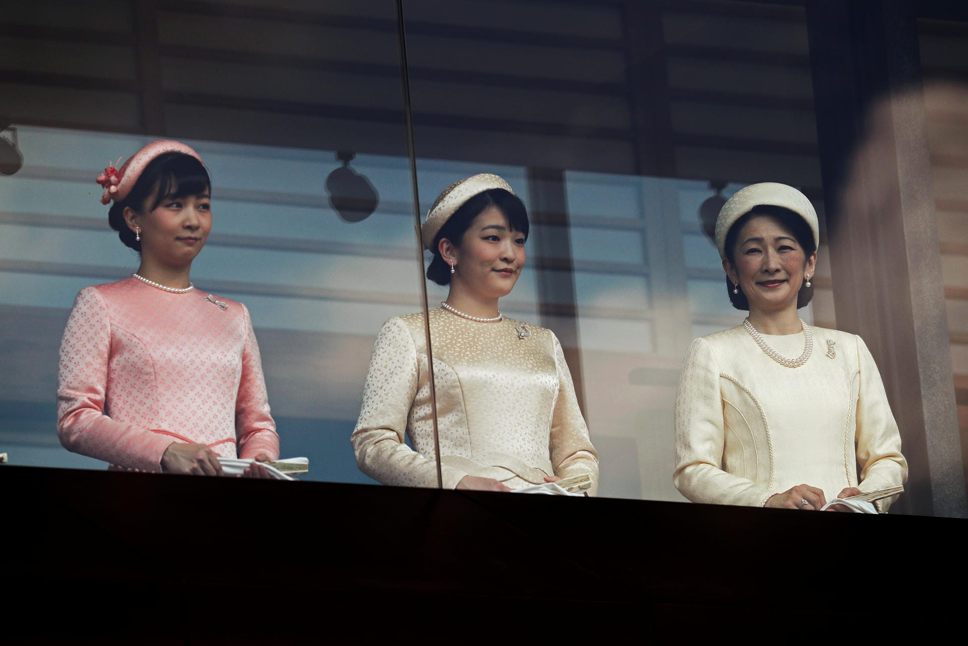 Kronprinzessin Kiko mit ihren Töchtern Mako und Kako.