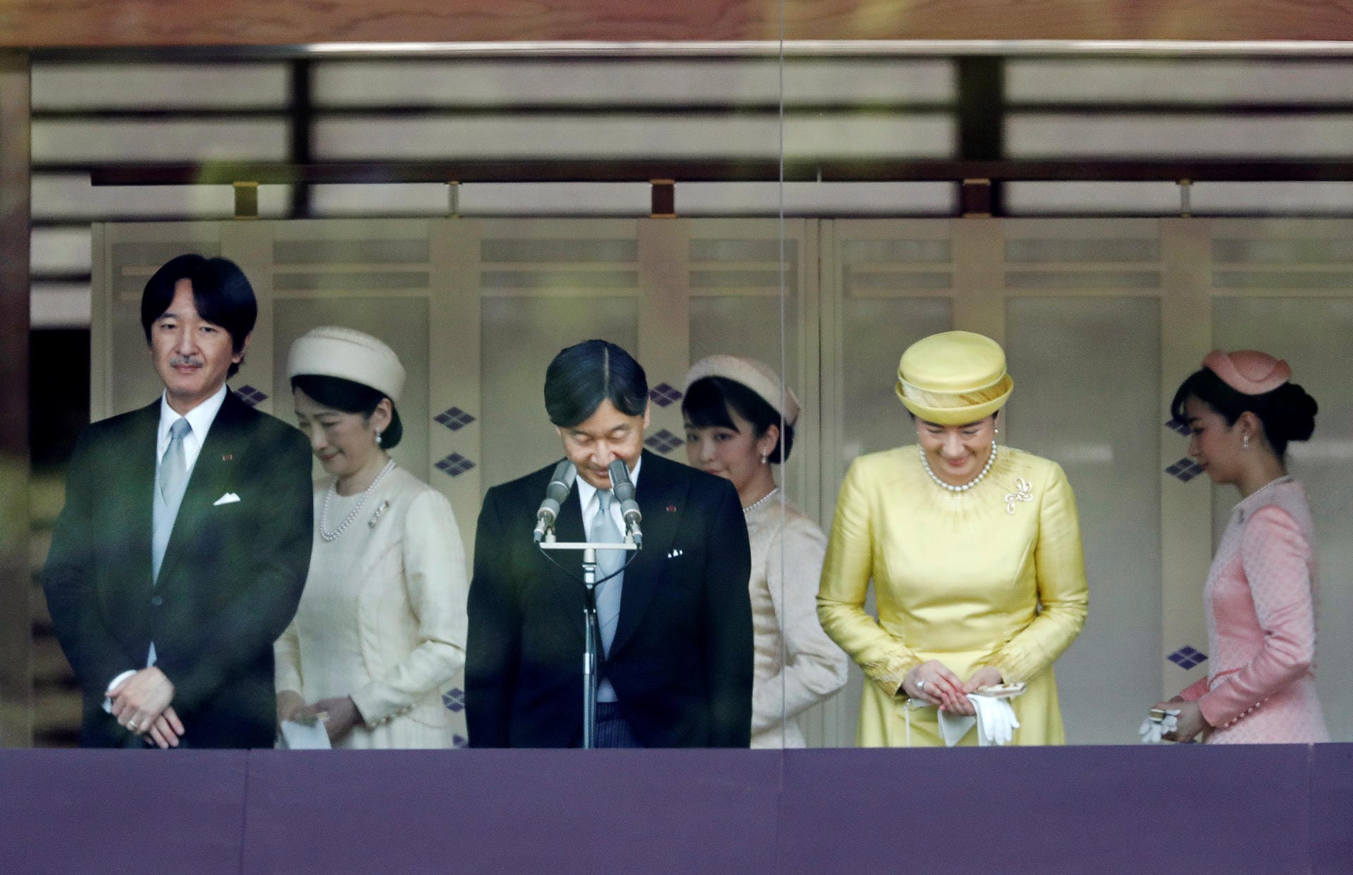 Kaiser Naruhito, Kaiserin Masako, Kronprinz Akishino und Kronprinzessin Kiko mit ihren Töchtern, den Prinzessinnen Mako und Kako: Sie grüßen bei ihrem ersten öffentlichen Auftritt die Gratulanten vor dem Palast.