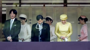 Kaiser Naruhito, Kaiserin Masako, Kronprinz Akishino und Kronprinzessin Kiko mit ihren Töchtern, den Prinzessinnen Mako und Kako: Sie grüßen bei ihrem ersten öffentlichen Auftritt die Gratulanten vor dem Palast.