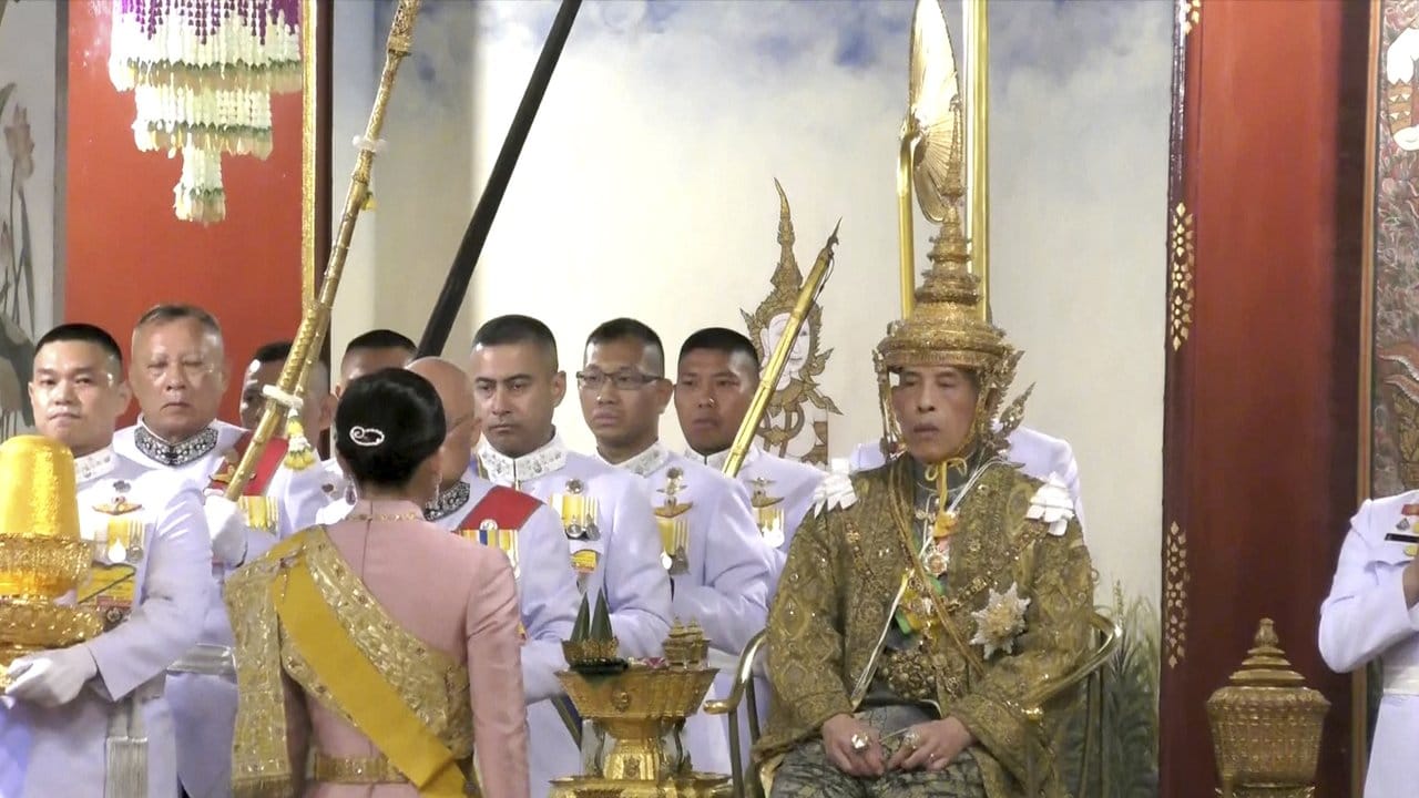 Thailands König Maha Vajiralongkorn trägt bei einer feierlichen Zeremonie seiner Krönung am Samstag 4.