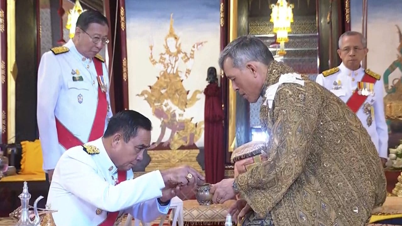 Thailands König Maha Vajiralongkorn (r) bei einer feierlichen Zeremonie der Salbung.