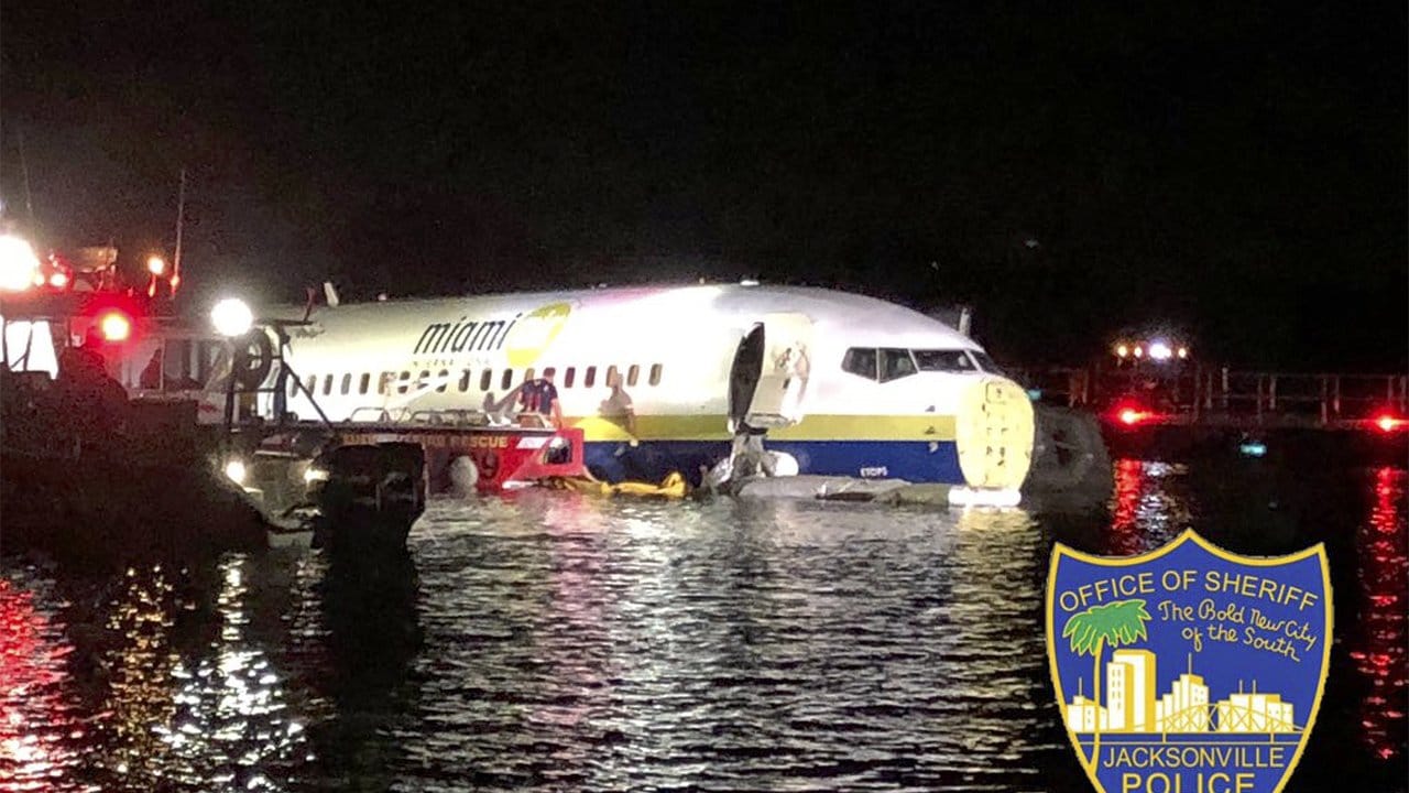 Dieses vom Jacksonville Sheriff's Office zur Verfügung gestellte Bild zeigt die Rettungskräfte neben dem havarierten Flugzeug im Wasser.
