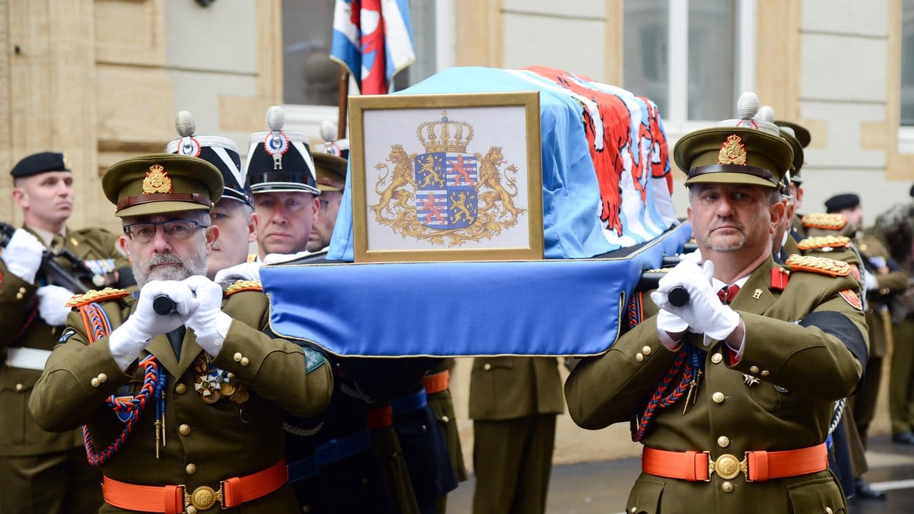 Offiziere der Gendarmerie und der Armee tragen den Sarg mit Luxemburgs Altgroßherzog Jean.