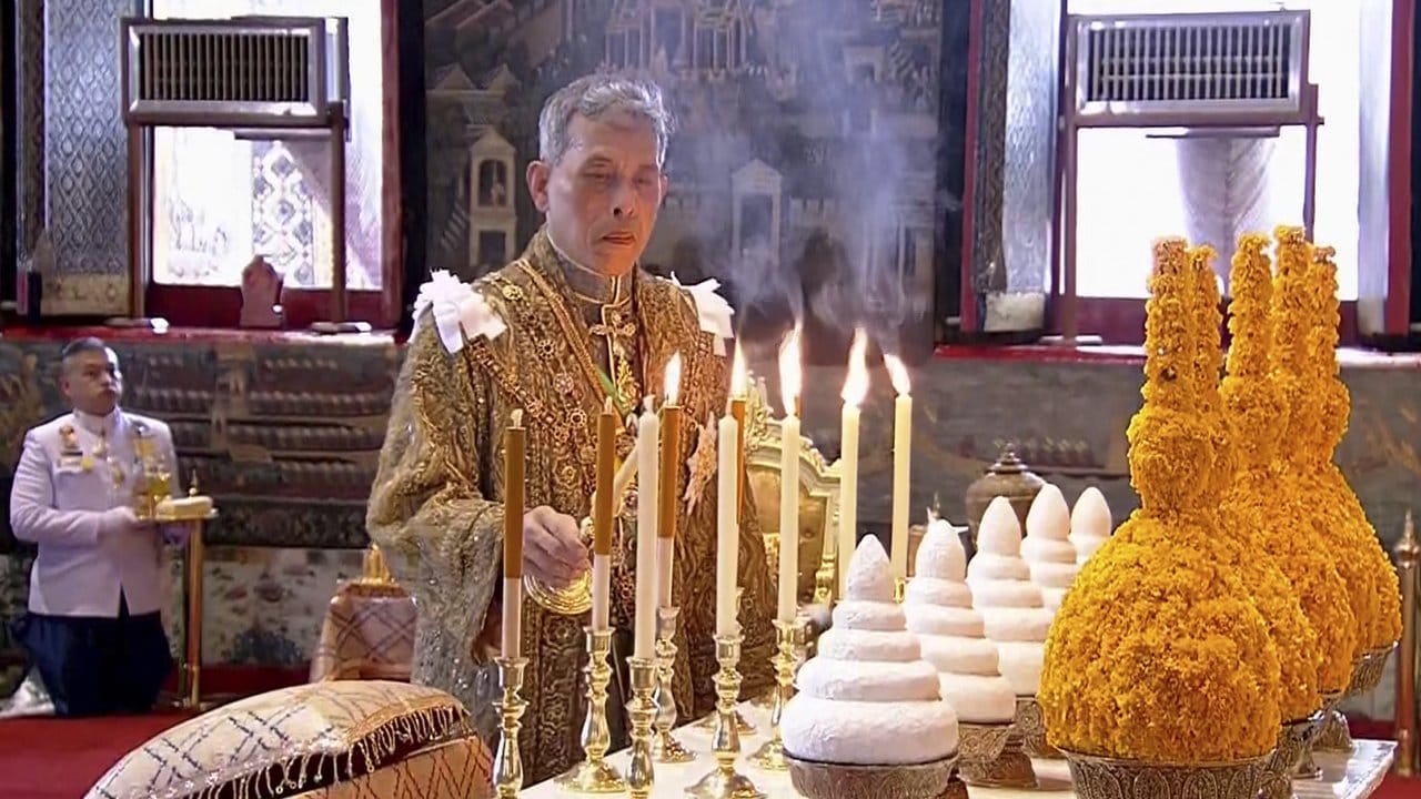 König Maha Vajiralongkorn zündet im Tempel des Smaragd-Buddhas Kerzen an.
