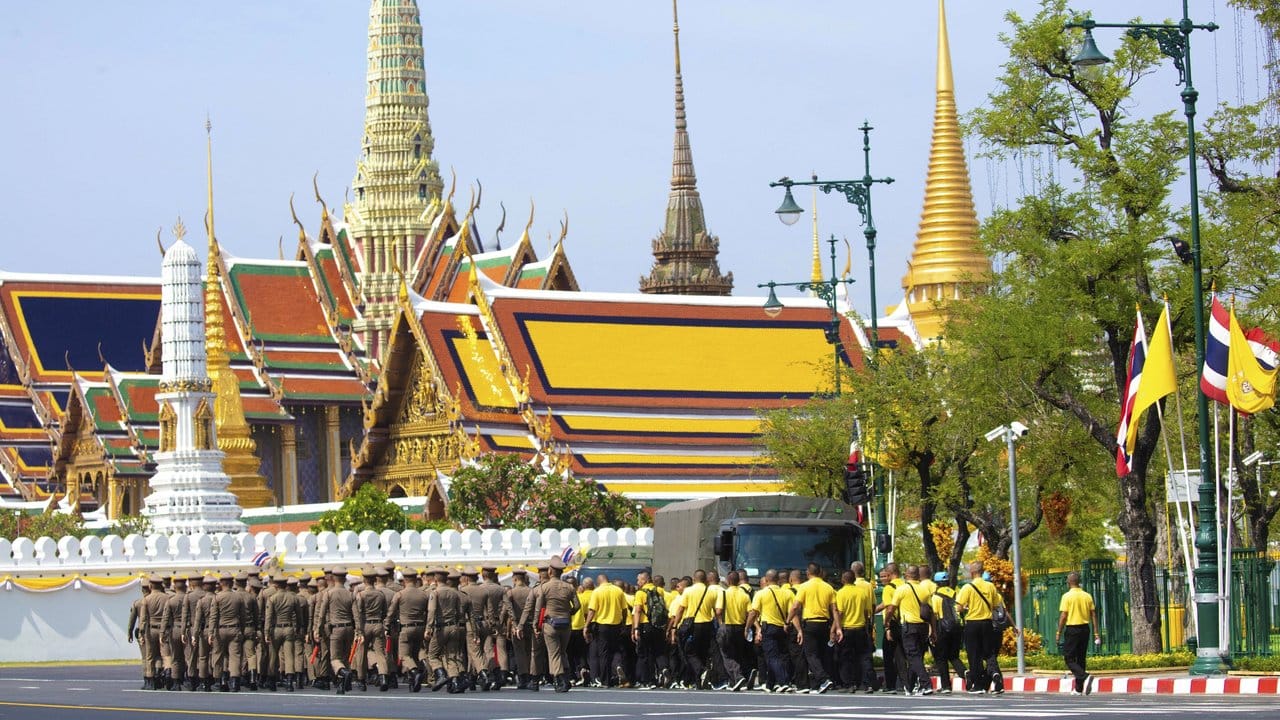 Sicherheitskräfte patrouillieren am zweiten Tag der dreitägigen Krönungszeremonien vor dem Großen Palast.