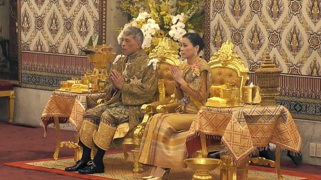 Thailands König Maha Vajiralongkorn neben Königin Suthida bei seiner Krönung am 4. Thailands König Maha Vajiralongkorn neben Königin Suthida bei seiner Krönung am 4.