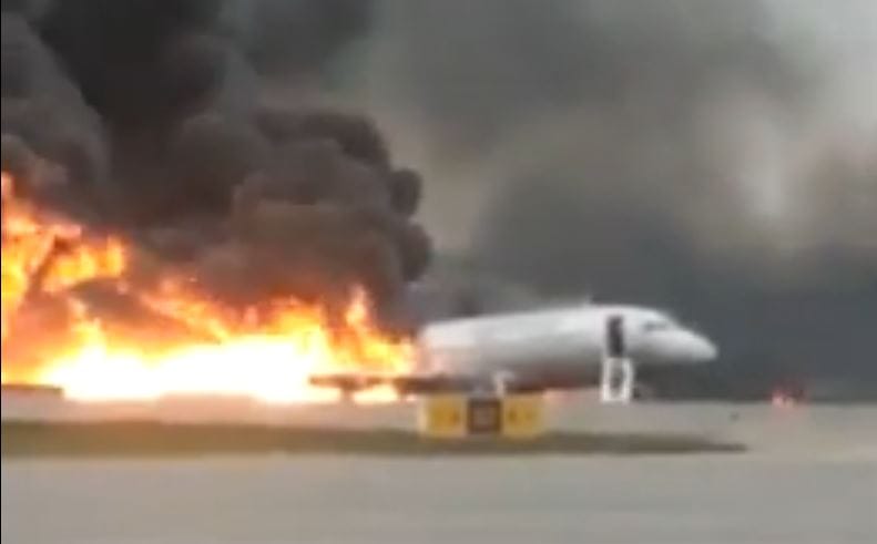 Der Screenshot eines Videos zeigt das brennende Flugzeug auf der Landebahn in Moskau.