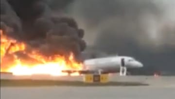 Der Screenshot eines Videos zeigt das brennende Flugzeug auf der Landebahn in Moskau.
