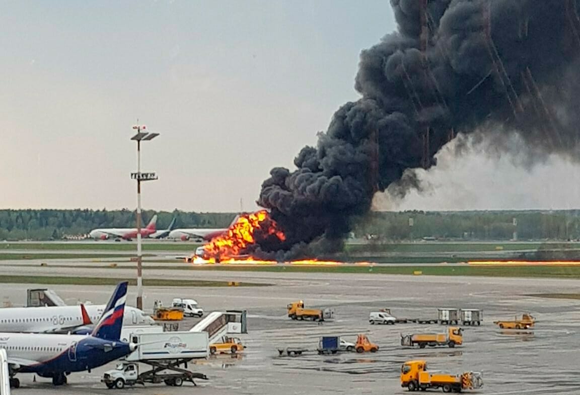 Rettungswagen und Feuerwehr eilten zur Unglücksstelle, Passagiere verließen das Flugzeug über Notausgänge und Rutschen.