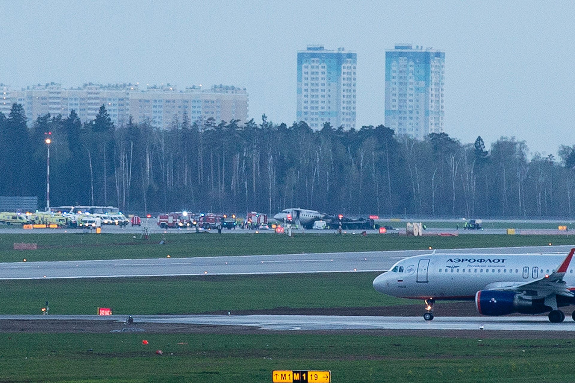 Die Aeroflot-Maschine des Typs Suchoi Superjet-100 hatte Berichten zufolge mehr als 70 Personen an Bord. Es wird von womöglich 13 Todesopfern berichtet.