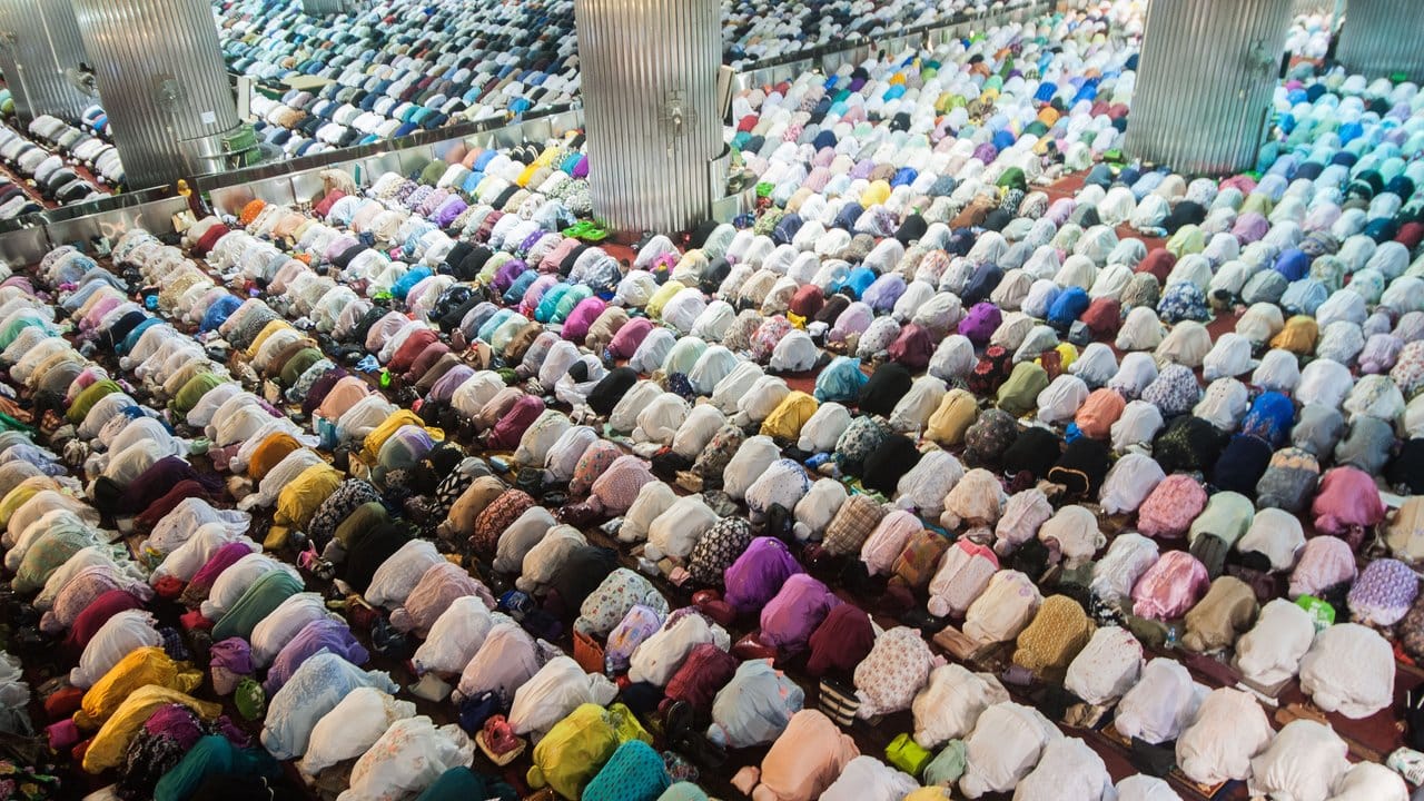 Indonesische Muslime beten am Vorabend des heiligen Fastenmonats Ramadan in der Istiqlal-Moschee im indonesischen Jakarta.