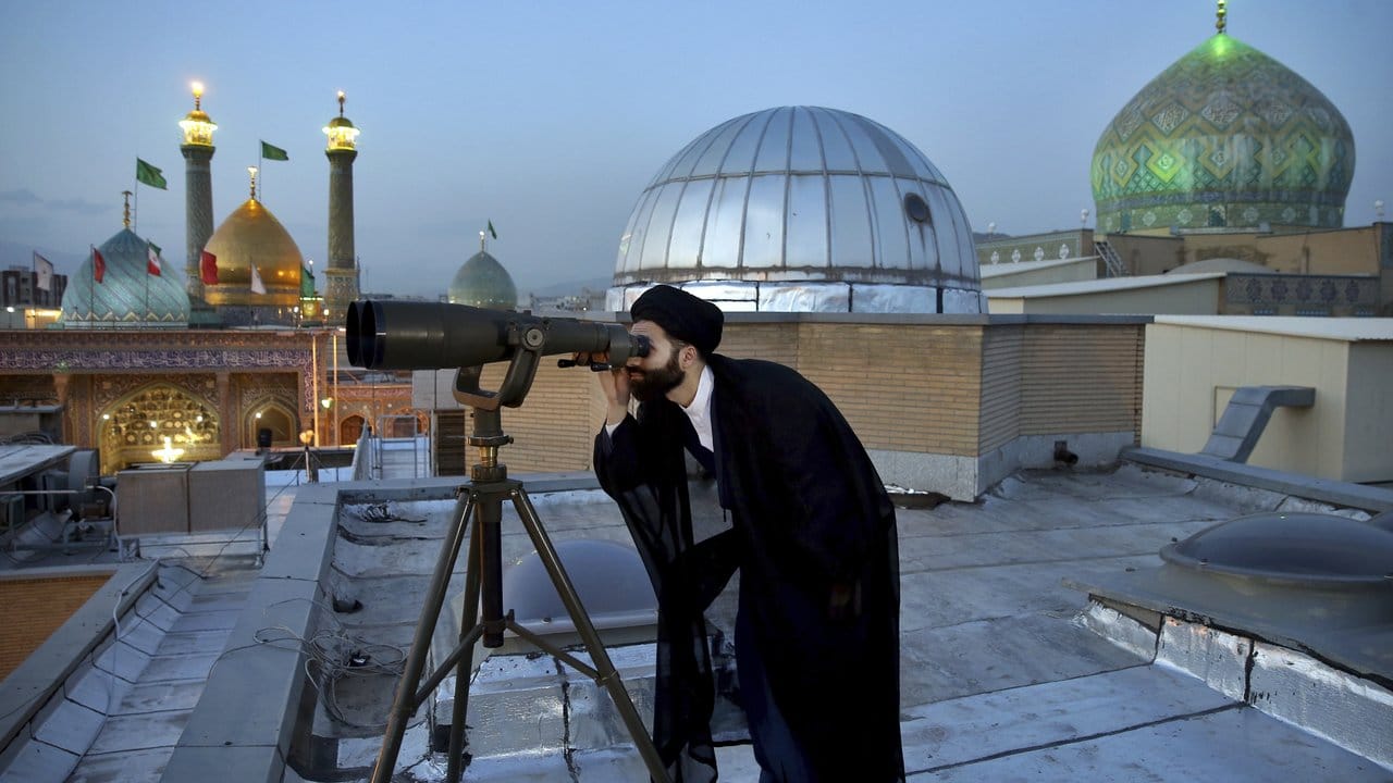 Ein Geistlicher schaut in Teheran durch ein Teleskop, um den Neumond zu suchen, der den Beginn des muslimischen Fastenmonats Ramadan signalisiert.