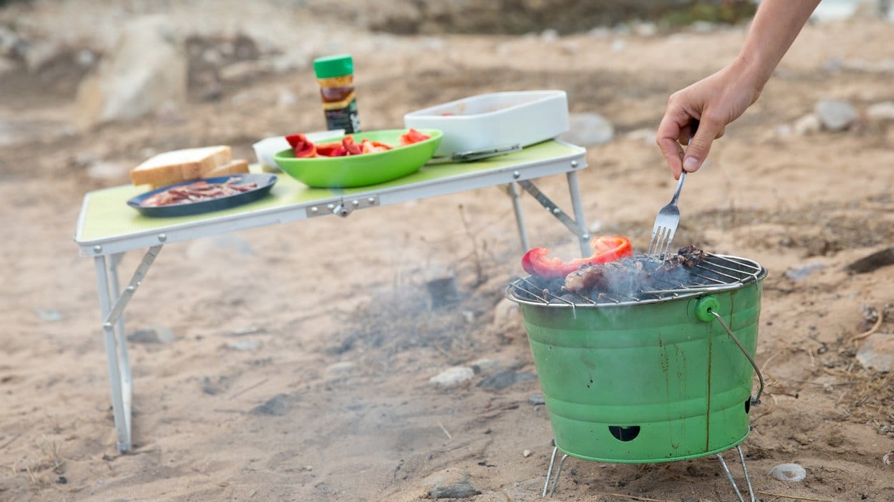 Wer etwas mehr Platz hat, kann einen Eimergrill verwenden - dann gibts auch am Strand leckere Steaks.