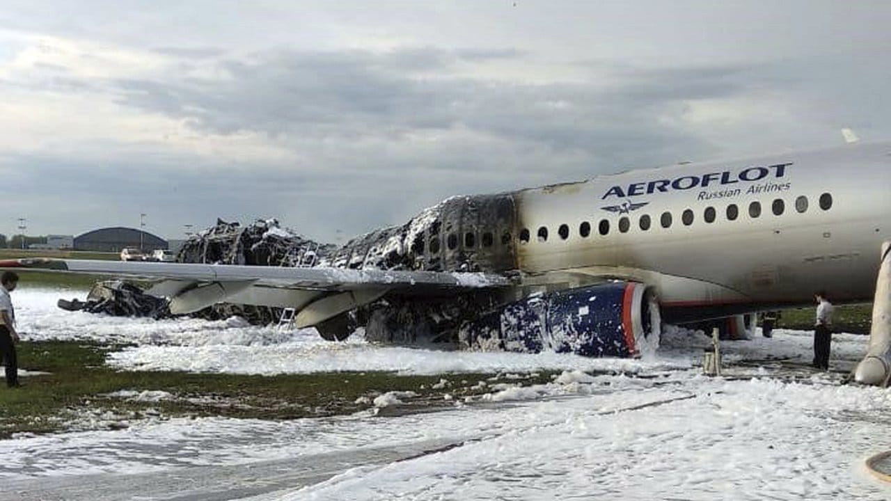 Etwa zur Hälfte verkohlt: Die weitgehend ausgebrannte Suchoi Superjet-100 auf dem Flughafen in Moskau.