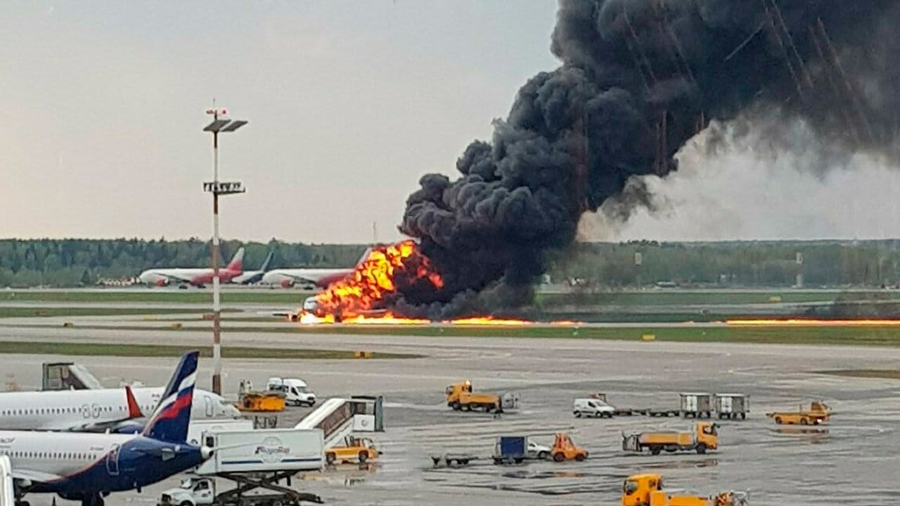 Ein brennendes russisches Passagierflugzeug auf dem Moskauer Flughafen Scheremetjewo.