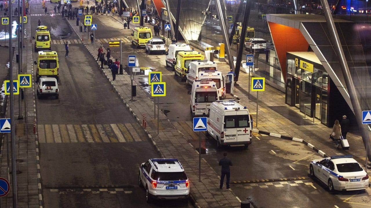 Krankenwagen und Polizeiautos vor Russlands größtem Flughafen.