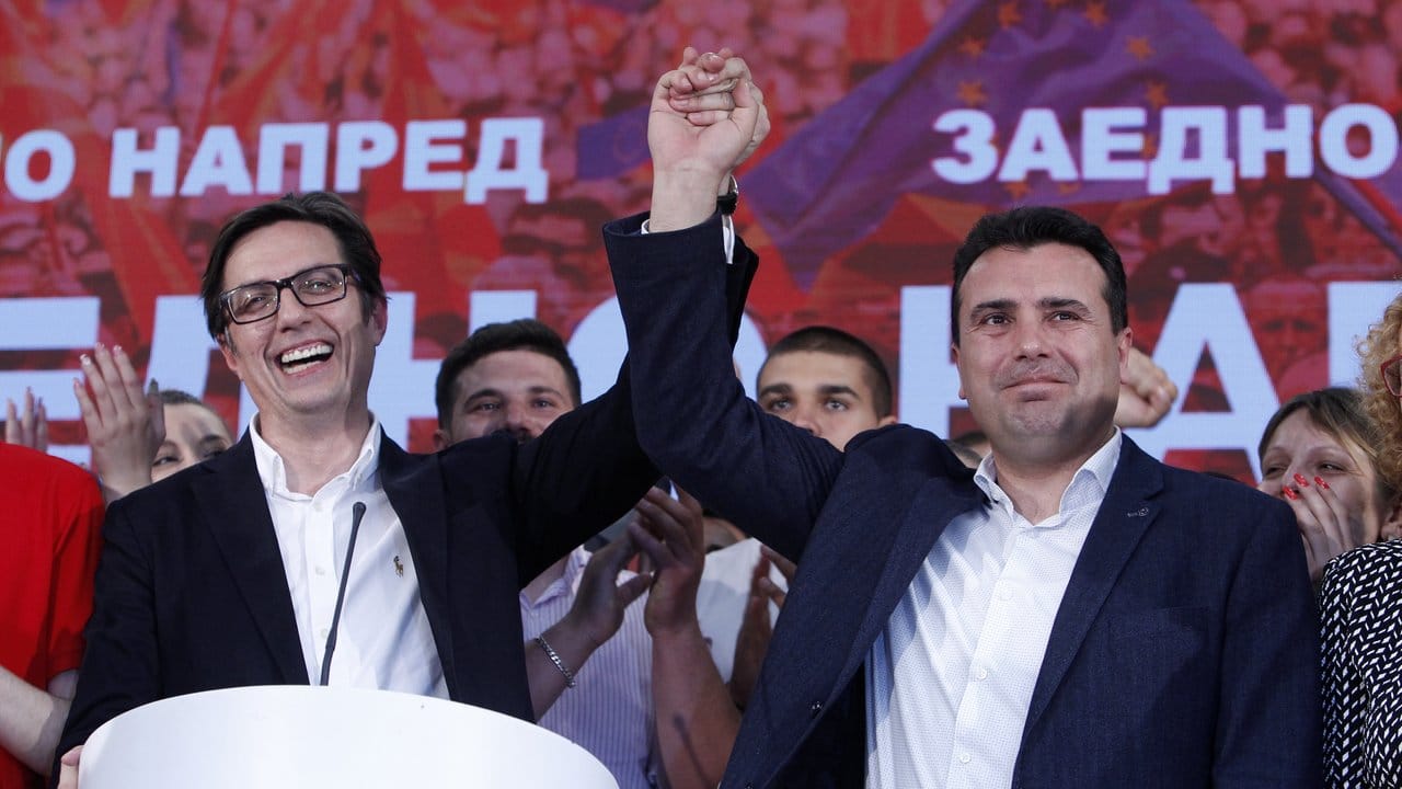 Stevo Pendarovski (l), von den regierenden Sozialdemokraten unterstützter Präsidentschaftskandidat, jubelt mit dem Zoran Zaev, Ministerpräsident der Republik Nordmazedonien, über seinen Sieg bei den Präsidentschaftswahlen.