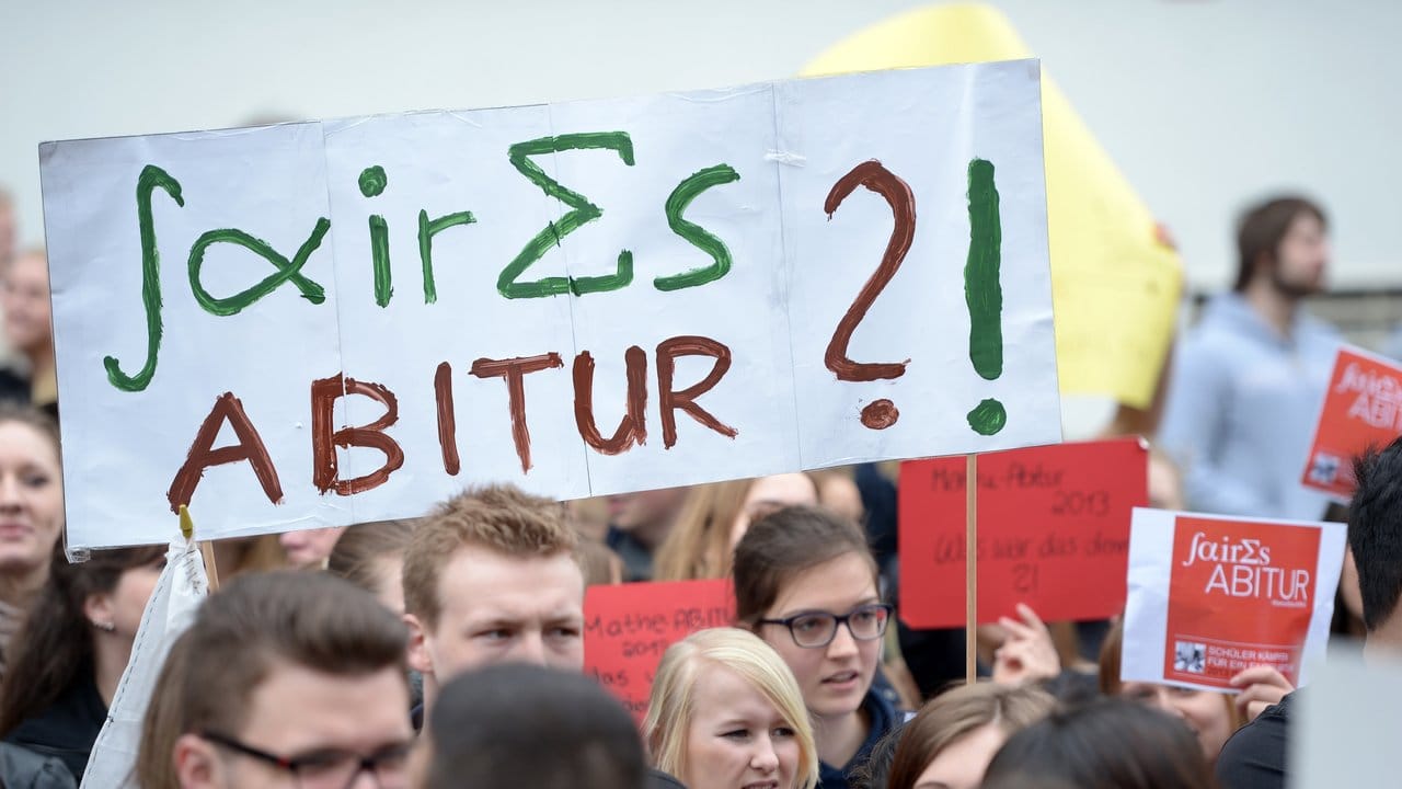 Schüler demonstrieren in Düsseldorf vor dem Schulministerium, weil sie finden, dass die Aufgaben in ihrem schriftlichen Mathe-Abitur zu schwer waren.