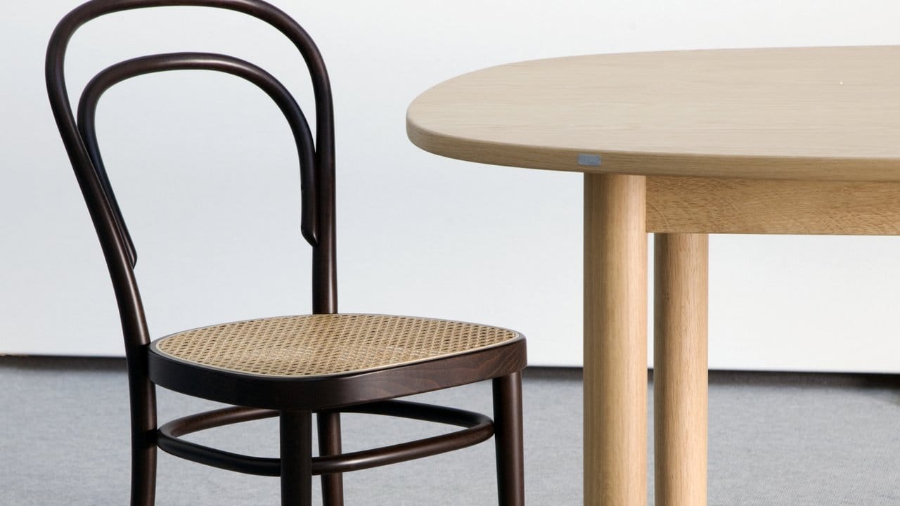 Der typische Kaffeehausstuhl mit schlichtem Gestell und einer Sitzfläche aus Flechtwerk stammt von Michael Thonet und heißt "214".