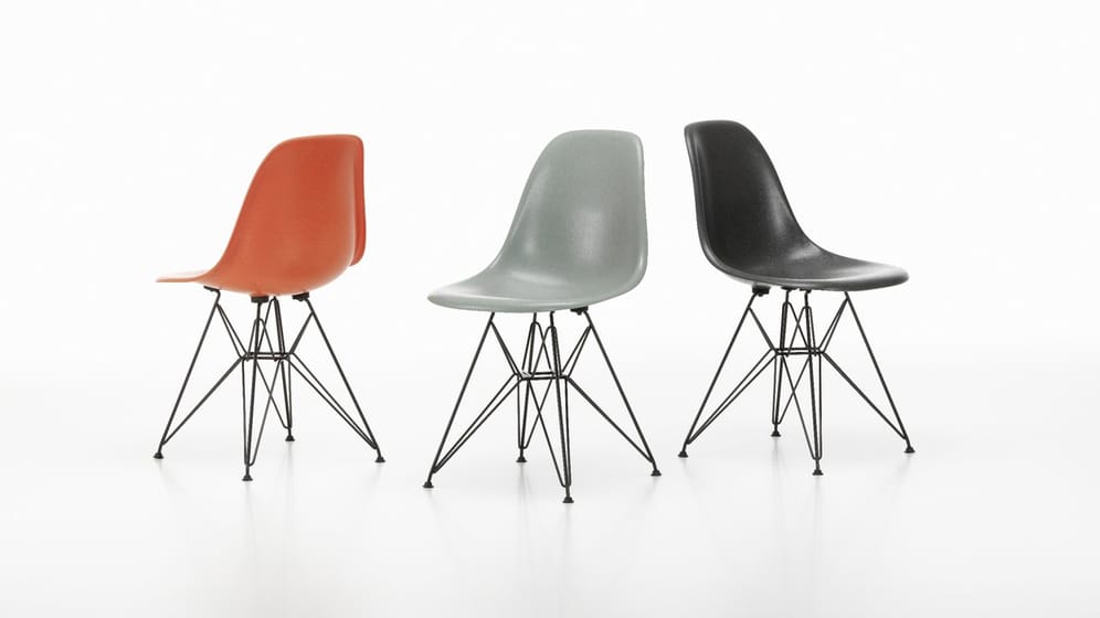 Die Stühle namens Eames Plastic Chair für Vitra haben eine Kunststoffschale.