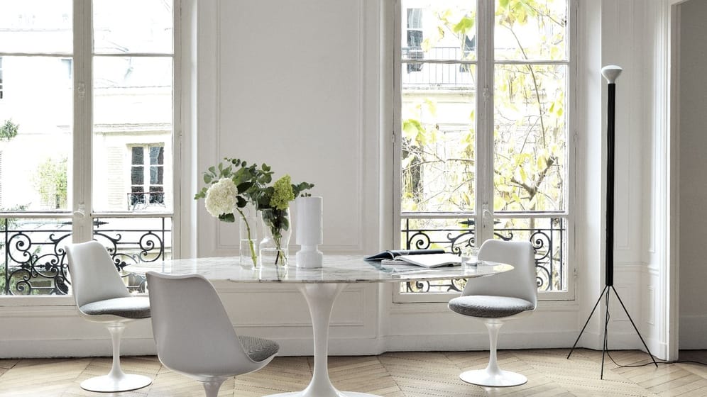 Der Tulip Table von Eero Saarinen für Knoll International hat passende Begleiter, die Tulip Chairs.