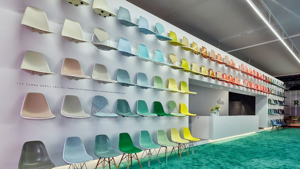 Der Eames Plastic Chair von Vitra hat nach und nach viele Farben und Fußvarianten erhalten.