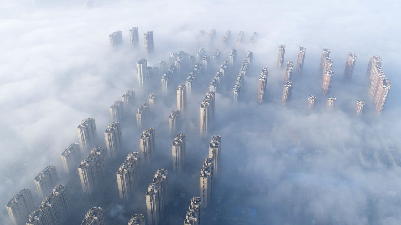 Hochhäuser ragen aus dem Smog der Stadt Nantong in der ostchinesischen Provinz Jiangsu heraus.