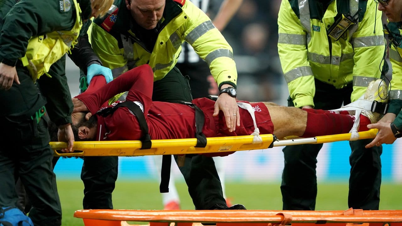 Mohamed Salah wird verletzt vom Platz getragen und fällt für den FC Liverpool aus.