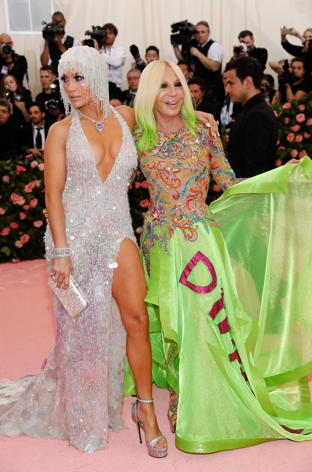 Jennifer Lopez and Donatella Versace: Die beiden Mode-Liebhaberinnen posieren für die Kameras.