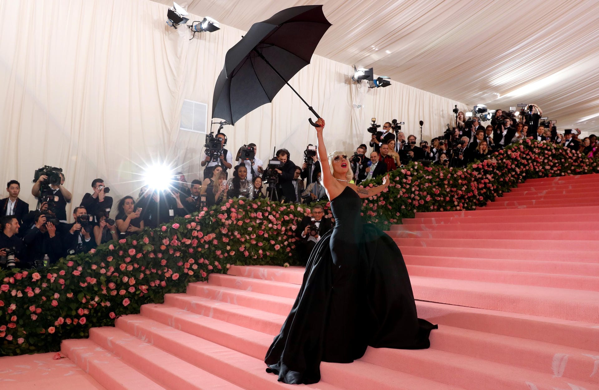 Lady Gaga: Das pinke Outfit verwandelte sich in ein schwarzes Kleid mit Schmuck von Tiffany & Co..
