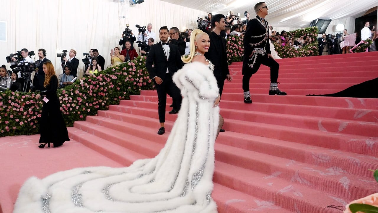 Die Sängerin und Schauspielerin Gwen Stefani schreitet wie eine Königin über den rosaroten Teppich.