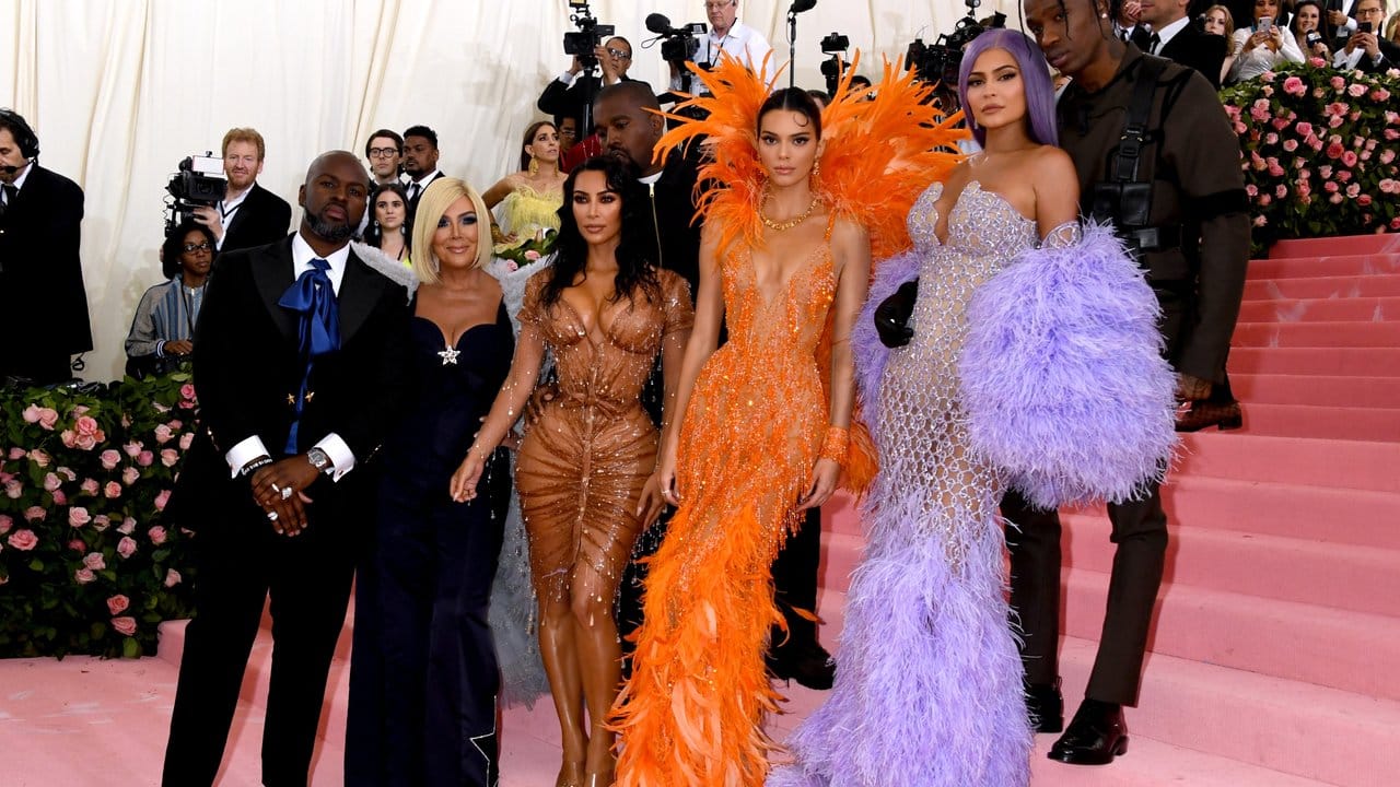 Corey Gamble, Kris Jenner, Kim Kardashian, Kanye West (dahinter), Kendall Jenner, Kylie Jenner und Travis Scott auf der "Met Gala".